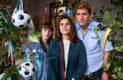 Jenny Dickel, Marie Gabler und Heino Fuß untersuchen die Maibäume aus Jennys Vorgarten. Lässt sich daraus der Täter ermitteln?