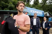 Jäger (Markus John, M.) und Arda (Yasemin Cetinkaya, r.) verdächtigen Sven Moeller (Ben Dahlhaus, l.), den Kompagnon des Toten.