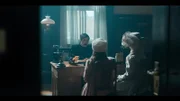 Theaterbesitzerin Erle (Lena Kristin Ellingsen, r.) besticht den Polizeiinspektor Bochmann.