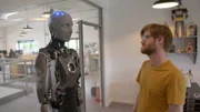 Der im britischen Cornwall gebaute KI-Roboter Ameca im Gespräch mit einem seiner Entwickler.
