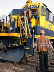 RC und Steve arbeiten an der Lokomotive.