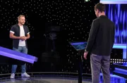 Moderator Alexander Bommes (r.) mit dem Kandidaten Joscha Röth (l.).