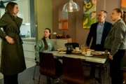 (L-R): Christiane Paul als Europol Agent Katrin Jaeger, Jodie Price als Agathe, Joseph Balderrama als Dr. Luc Michaud, und Rabea Wywrich als Slania.