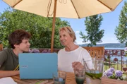 Mechthild (Diana Körner, r.) versucht sich im Glücksspiel, um das marode Haus zu retten. Noch ahnt sie nicht, dass ausgerechnet ihr Enkel Niklas (Noah Calvin, l.) ihr unabsichtlich in die Quere kommt.