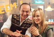 Gennadi Krusenstern (Rezzo Tschchikwischwili) und seine Tochter Nadeshda (Friederike Kempter) amüsieren sich auf der Jubiläumsfeier ihres russischen Restaurants "Kalinka".