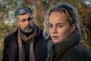 Malouf (Neil Malik Abdullah) wundert sich, dass Inka (Luise von Finckh) ihre Waffe verloren hat.