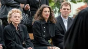 Hildegard (Christine Schorn, li.) mit ihrer jüngeren „Nachfolgerin“ Gaby (Catrin Striebeck) und deren Sohn Kevin (Enno Trebs).