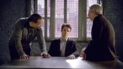 Detective Odafin Tutuola (Ice-T, l.) und Sergeant John Munch (Richard Belzer, r.) setzen Dr. Ari Nathan (Christian Campbell) unter Druck.
