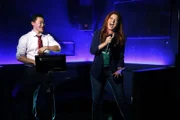 Ein Karaoke-Duett mit einem koreanischen Geschäftsmann (Jason Sol, l.) nimmt Laura (Debra Messing, r.) in Kauf, um Hinweise in einem Mordfall zu erhalten ...