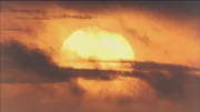 In sieben Milliarden Jahren wird sich unser guter Stern, die Sonne, zu einem roten Riesen aufblähen und die sonnennahen Planeten verbrennen. Was kann die Menschheit tun, um dieser Gefahr zu entkommen?
