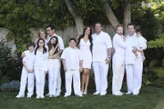 Familienfoto mit Hindernissen: die Großfamilie Pritchett/Dunphy (v.li.: Nolan Gould, Ariel Winter, Julie Bowen, Ty Burrell, Sarah Hyland, Rico Rodriguez, Sofia Vergara, Ed O'Neill, Jesse Tyler Ferguson und Eric Stonestreet)