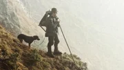 Ein Gebirgsjäger und sein Bayerischer Gebirgsschweißhund.