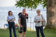 Paul Schott (Tim Wilde, M.) macht sich Vorwürfe, dass er beim Wasser-Polo seinen Gegenspieler übermäßig hart gefoult hat. Hat er eine Mitschuld an seinem Tod? Julia Demmler (Wendy Güntensperger, l.) und Nele Fehrenbach (Floriane Daniel, r.) ermitteln.