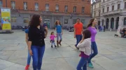 20 Jahre nach einer Rucksackreise durch Italien verlegen Mike und Wendy ihre achtköpfige Familie nach Parma. Die beiden wollen ihren sechs Töchtern die italienische Kultur näherbringen. Die Suche nach einem Zuhause für die Großfamilie macht den Umzug noch komplizierter.