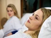 Saskia Kühne (Fritzi Eichhorn, links) sucht bei ihrer Zwillingsschwester Jana (Floriane Eichhorn) Verständnis für ihre verzwickte Situation. Saskia würde sogar ihr Stipendium sauen lassen, nur um sich wieder mit Jana zu vertragen. Doch diese bleibt hart - sie wird die Niere ihrer Schwester nicht annehmen.