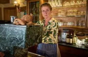 Lydia Aubach (Julia Schmitt) zapft Bier an der Theke ihres Gasthofs.