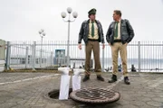 Hubert (Christian Tramitz) und Staller (Helmfried von Lüttichau) bei dem überaus skurrilen Tatort.