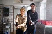 Kristina Katzer (Isabell Gerschke, l.) und Lukas Hundt (Oliver Franck, r.) suchen in der Metzgerei Lehmann nach dem Mörder.
