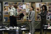 "Brooklyn Nine-Nine", "Bingpot." Für Jake geht ein Traum in Erfüllung. Wuntch lässt ihn an einem Fall arbeiten, den er unbedingt wollte. Er setzt alles daran in zu lösen. Doch Holt ist sich sicher, dass Wuntch böse Absichten verfolgt. Inzwischen möchte Terry seine Kinder auf einer Magnet-Schule unterbringen. Damit seine Chancen steigen, lädt er eine Schulklasse zu einem Besuch aufs New Yorker Polizei-Revier ein. Er hofft auf die Unterstützung seiner Kollegen. Doch die haben teilweise ganz eigene Vorstellungen von kindergerechter Unterhaltung. Im Bild (v.li.): Terry Crews (Terry Jeffords), Melissa Fumero (Amy Santiago), Stephanie Beatriz (Rosa Diaz).