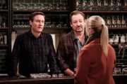 Vera (Sybille Waury) unterhält sich im Brunnerwirt mit Ludwig (Martin Wenzl, links) und Gregor (Holger Matthias Wilhelm, Mitte).