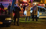 Ein Kollege von Gregson (Aidan Quinn, l.) aus der Drogenabteilung bittet Sherlock darum, einen perfekten Raubüberfall auf das Lager einer Bikergang zu planen ...