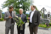 Mord auf dem Friedhof: Eine Leiche entdeckt Pfarrer Radlkofer (Hans Dieter Trayer, m.) und verständigt die Polizei. Die Cops Hansen (Igor Jeftic, l.) und Hartl (Michael A. Grimm, r.) ermitteln.