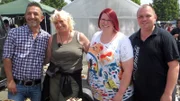 Trödelprofi Mauro Corradino (li.) mit Petra, Constanze und Marcel auf dem Flohmarkt
