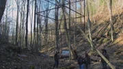 Jäger bereiten einen Käfig im Wald vor