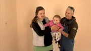 Die Familie lebt in einem renovierungsbedürftigen Haus.