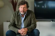 Friedemann Berg (Hans-Jochen Wagner) will herausfinden, was im Haus der Vogts vor sich ging.
