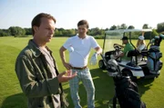 Jakob Kölbach (Timo Hübsch, 2.v.l.) steht unter dringendem Tatverdacht: Die KTU hat Faserspuren seines Pullovers am Tatort gefunden. Sven Herzog (Michael Härle, l.) befragt ihn auf dem Golfplatz. Jakob Kölbach scheint es lässig zu nehmen, er war eben mit Saskia Maienburg (Ellen Schlootz, r.) und seinem Caddy dabei, seine Runde zu spielen.