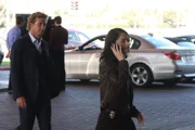 Die Ermittlungen führen Teresa (Robin Tunney, r.) und Patrick (Simon Baker, l.) ins Casino. Doch werden sie dort den Mörder den sie suchen finden?