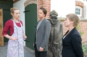 Irene Lüders erzählt den Kommissaren von der stillen Frau Neumann, die wohl auf dem Hof Urlaub machte.