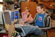 Lisa (Alexandra Neldel) und Jürgen (Oliver Bokern) machen sich an die Arbeit, Davids genialen, aber völlig ungeordneten Ideen in Form zu bringen.
