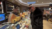 In Berlin lädt Herr Glööckler Freunde zum Essen ein, kämpft aber mit Einkaufsproblemen und unzureichender Auswahl. Ob das 3-Gänge-Menü gelingt, bleibt abzuwarten.