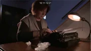 Eine Frau benutzt eine Schreibmaschine.