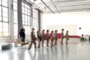Die Tänzer haben erstmals eine Choreoprobe bei denen sie ihre Kostüme tragen.