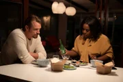 Joel Kinnaman als Adam, Uzo Aduba als Dr. Brooke Taylor