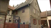 Darren und Melanie erstehen für 30.000 Euro ein renovierungsbedürftiges Haus. Nach einem Streit mit Melanies Eltern musste die junge Familie kurzerhand auf die Baustelle ziehen.
