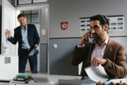 Kann Controller Daniel Donato (Paul Brusa, r.) möglicherweise Kommissar Hansen (Igor Jefti , l.) helfen, die italienischen Dokumente aus dem aktuellen Mordfall zu übersetzen?