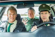 Hubert (Christian Tramitz, l.) und Staller (Helmfried von Lüttichau, r.) bringen den leicht iluminierten Girwidz (Michael Brandner, m.) aufs Revier