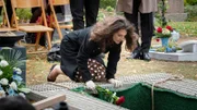 Starke Gefühle, große Gesten: Gaby (Catrin Striebeck) nimmt Abschied von ihrem geliebten Mann.