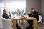 Hubert (Christian Tramitz, l.) erhofft sich vom Geschäftsführer Pit Magnusson (Matthias Harrebye-Brandt) neue Erkenntnisse.