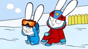 Franz (l.) und Simon (r.) haben viel Spaß beim Spielen im Schnee.