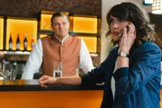 Kommissarin Birte Andresen (Sophie Melbinger, r.) will gerade bei Jo (Christian K. Schaeffer, l.) frühstücken, als sie zum Tatort gerufen wird.
