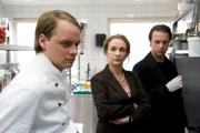 Da die Untersuchung der Toten gezeigt hat, dass sie durch Gift gestorben ist, muss die Restaurantküche genau untersucht werden. Koch Mark Schmidt, der das Essen zubereitet hat, ist sich sicher, dass in seiner Küche kein Gift ins Essen gelangen konnte. Was dann allerdings im Gastraum damit passiert, kann er von der Küche aus nicht beobachten. V.l.: Mark Schmidt (Stefan Konarske), Moni Falkner (Cornelia Lippert).