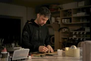 Fliesenleger & Kapl-Hersteller Michael Senoner bei der Arbeit in seiner Werkstatt für die KAPL-Mützen aus Holz.