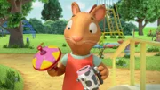Posy hat sich einige Schätze gesichert beim "Spielsachen-Verschenken-Spiel".