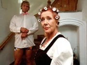Hochzeitsvorbereitungen: Hans (Henning Baum) und seine Mutter Effi (Veronika Fitz) werfen sich in Schale.