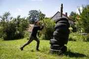Das Training ist ein wesentlicher Bestandteil des Vollkontakt-Fechtens. Basis für eine gute Performance ist eine gute Kraftausdauer. Technik, Taktik und Erfahrung runden eine gute Kämpfer ab. Dazu trainiert Ramón mehrmals wöchentlich an seinem Schlagbaum aus alten Autoreifen im Garten.